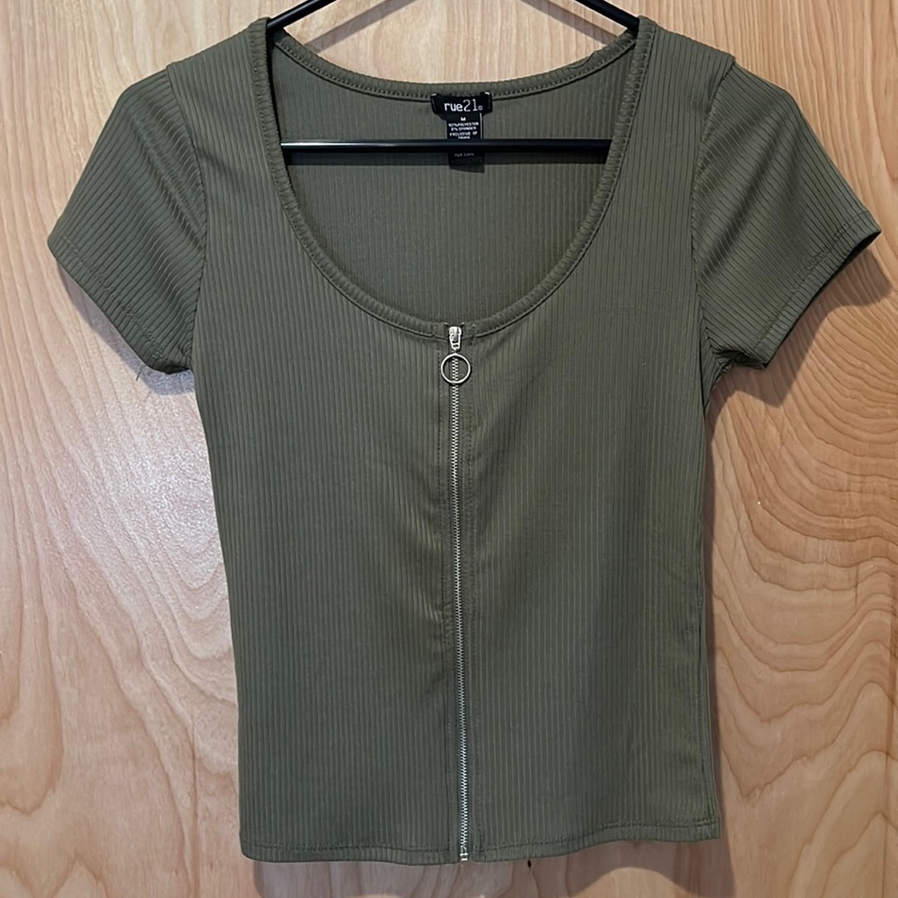 Rue 21 Medium Army Green Fitted Top